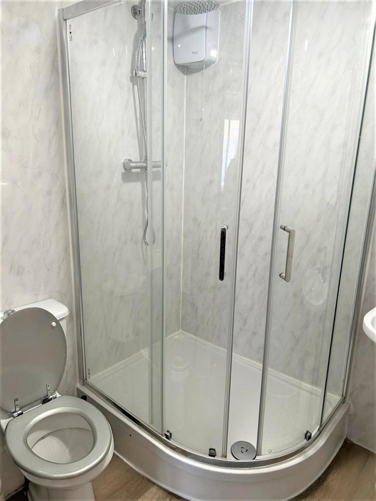 London Zone 2 Lovely 4 Bedroom Apartment - 3 Trowbridge Road 외부 사진